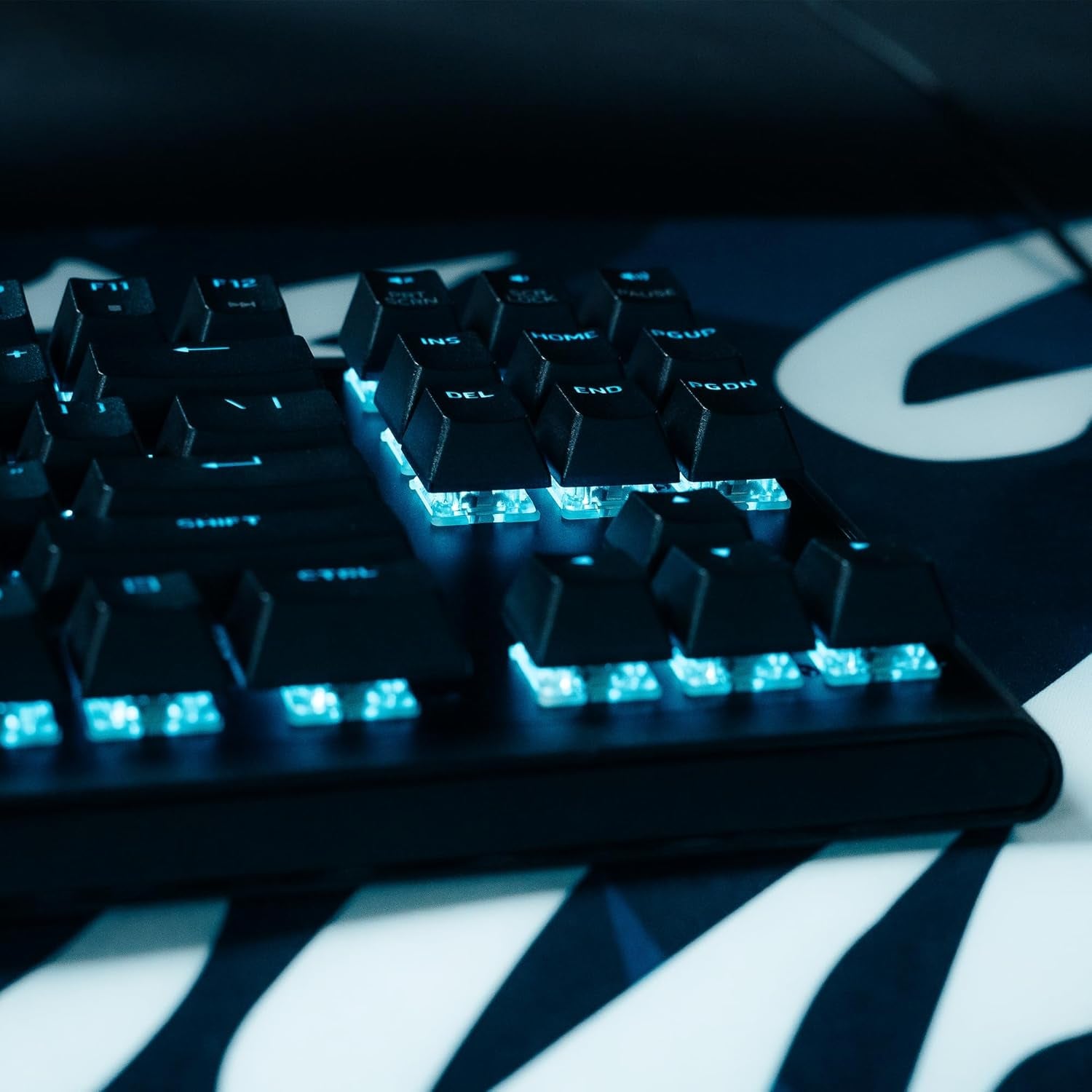 Low-Profile RGB Gaming Keyboard AW510K: Alienfx per Key RGB LED - Media CONTROLS & USB Passthrough - Cherry MX Low Profile Red Switches